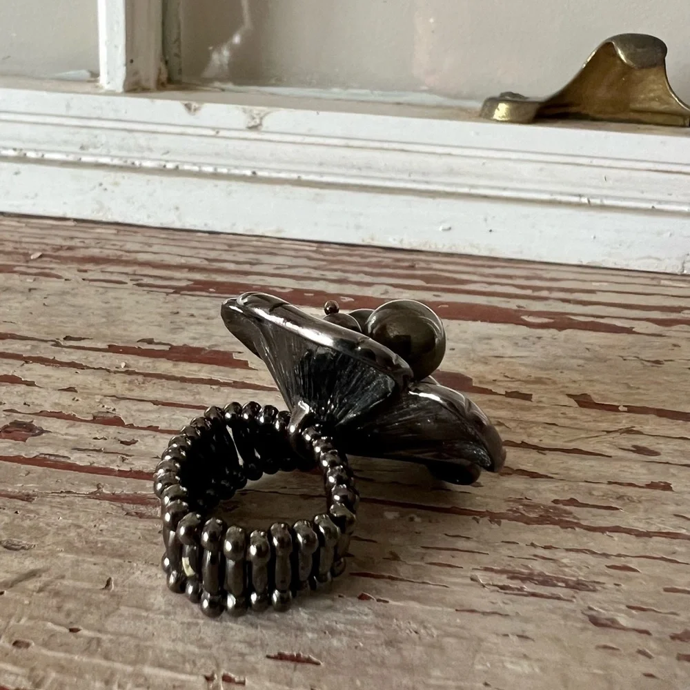Stretch Flower Ring in Black